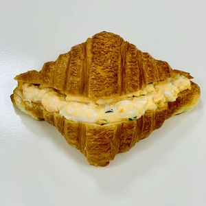 Круассан с яйцом и луком!