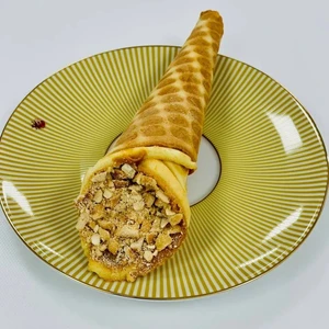 Трубочка со сгущенкой и грецким орехом